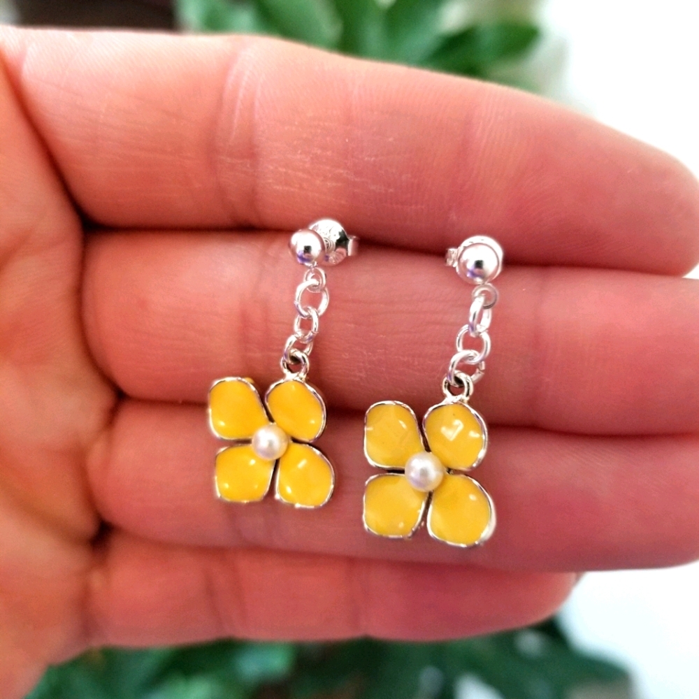 Daisy dangles